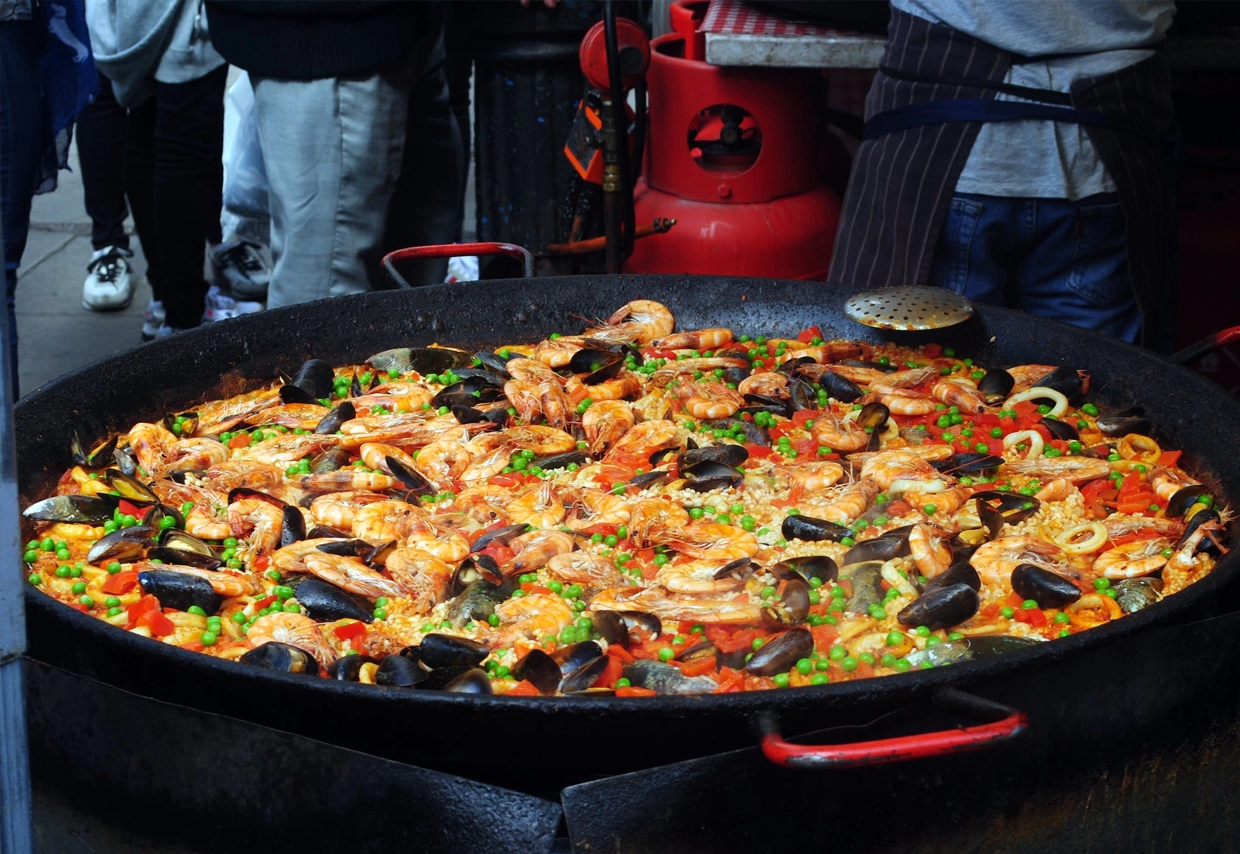 Discover the best places for delicious paella on the Costa Tropical. Local connoisseurs share their favorite culinary treasures.